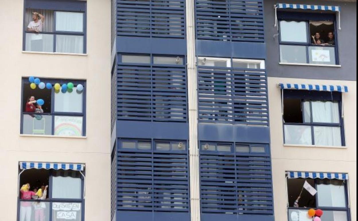 Niños en balcones de Málaga 