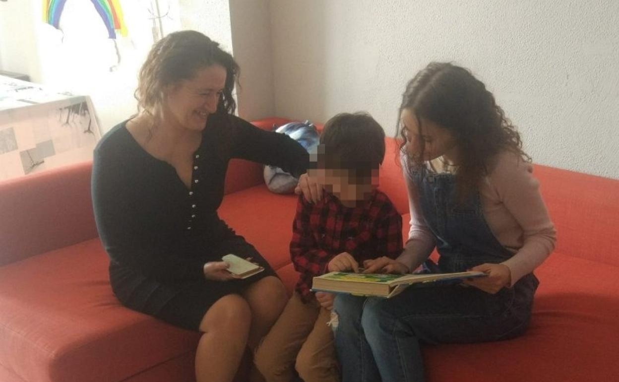 Oleksandra Slyvka, su hija y su niego viven en un piso de acogida de Málaga. 