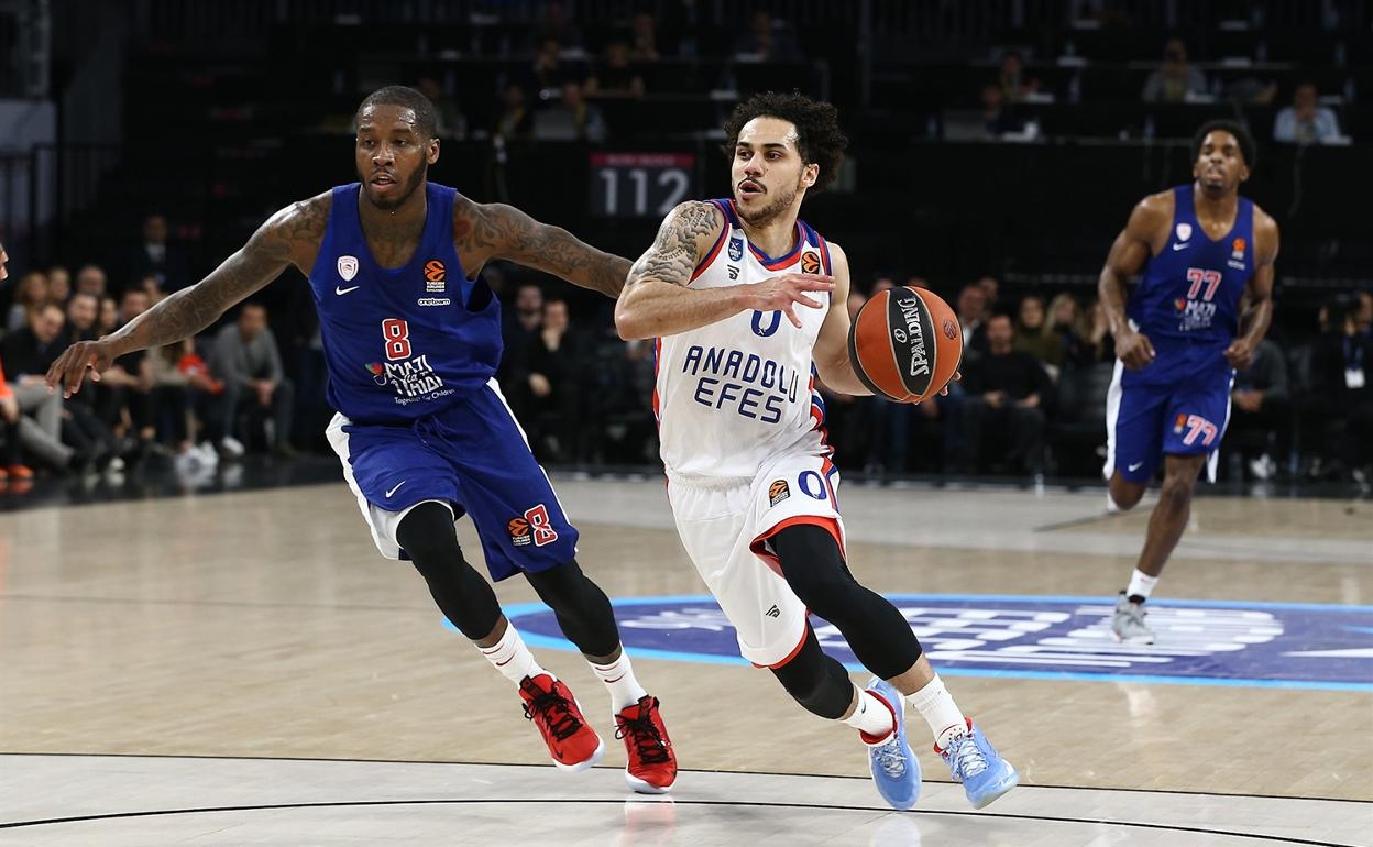 Shane Larkin, la estrella del Efes, actual lider de la Euroliga, durante un partido de esta temporada. 