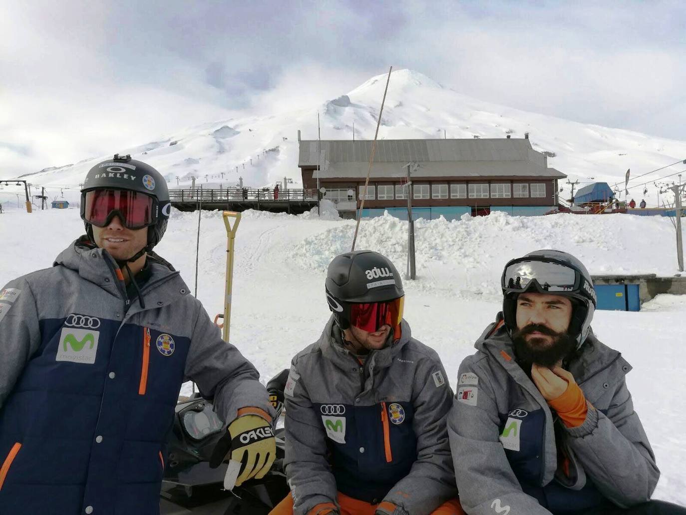 Un deportista nato que con tres años ya tuvo su primer contacto con la nieve y a los diecisiete competía en su primer mundial. En 2018 hizo historia para España: bronce en Pyeongchang rompió una laguna de 26 años para el deporte español en los Juegos Olímpicos de invierno.