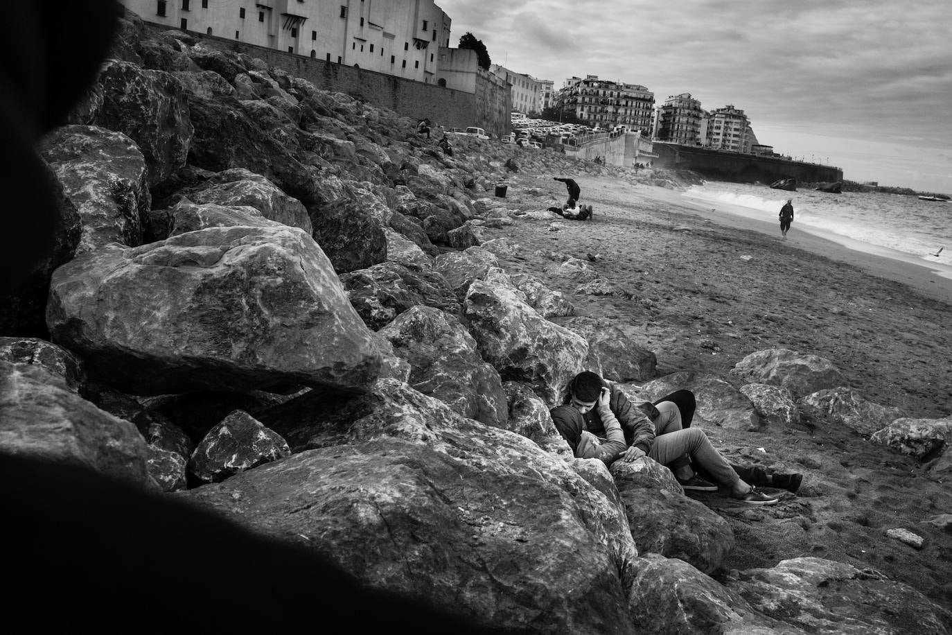 Una joven pareja desafía a las autoridades argelinas mientras se besan en una playa de Argel. La foto, de Romain Laurendeau, participaba en la categoría de 'Historia del Año'.