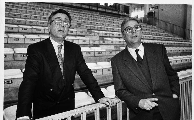 Paco Moreno y Alfonso Queipo de llano en Ciudad Jardín. 