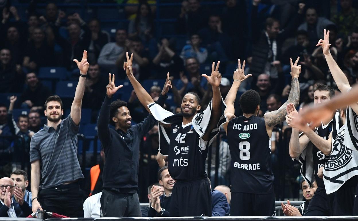 Los jugadores del Partizán celebran una victoria en la Eurocup esta temporada. 