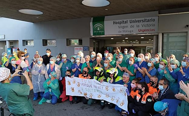 Los sanitarios del Clínico entonan el 'Resistiré'