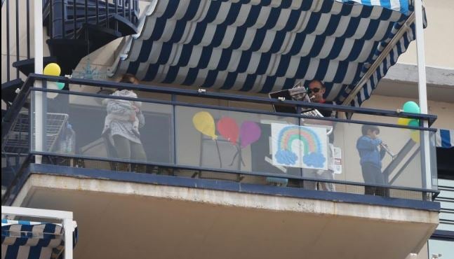 Una familia con niños en una terraza 