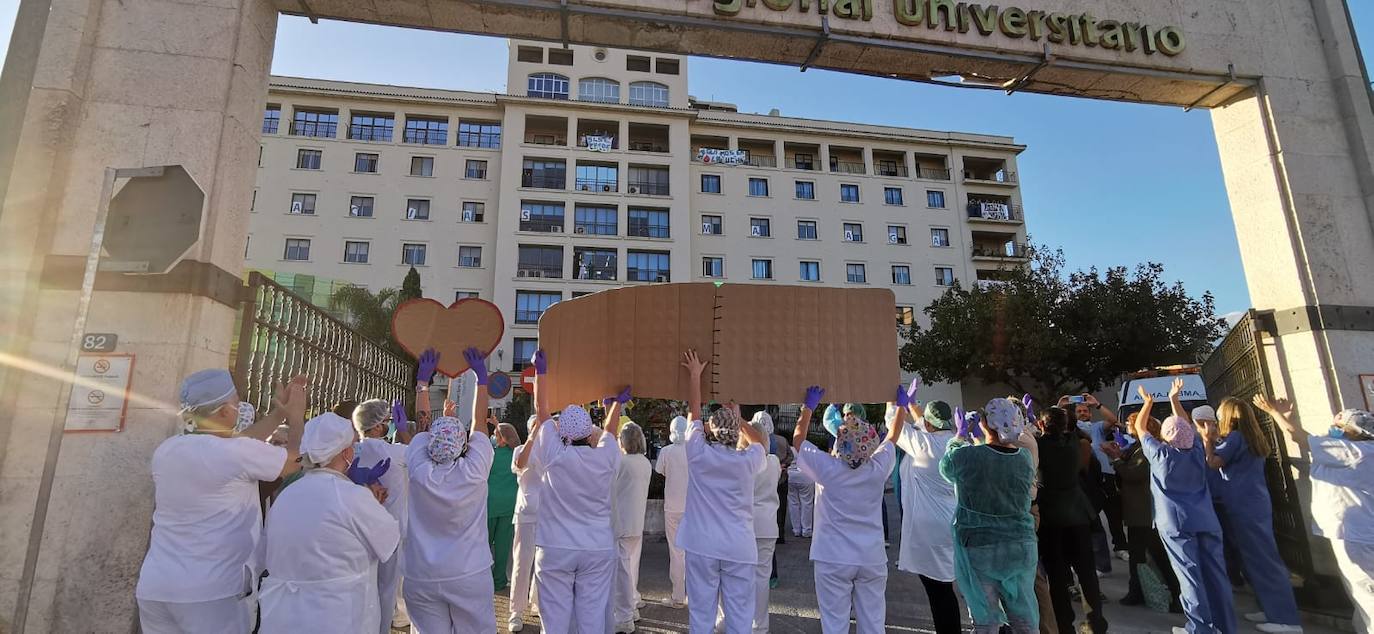 La hora de los aplausos a los sanitarios en Carlos Haya 