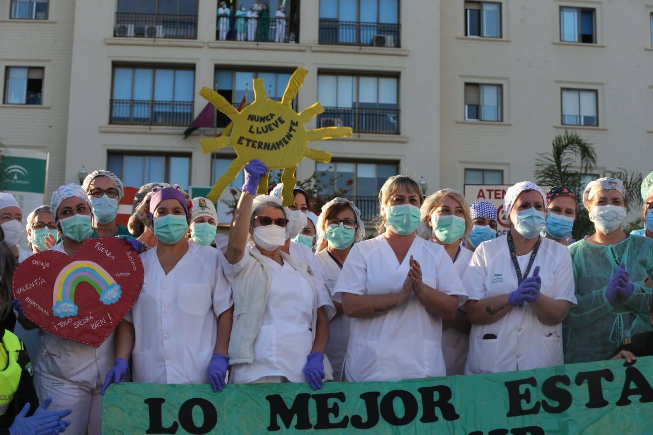 La hora de los aplausos a los sanitarios en Carlos Haya 