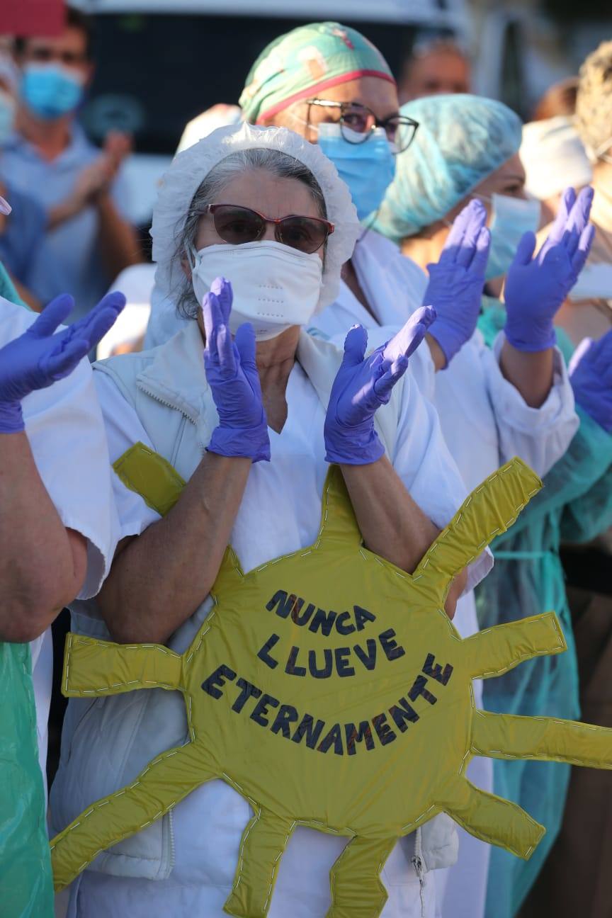 La hora de los aplausos a los sanitarios en Carlos Haya 