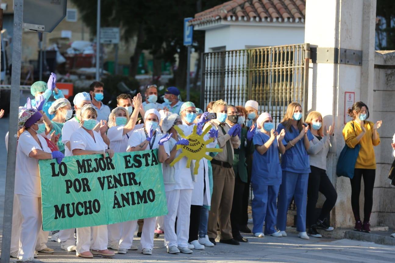 La hora de los aplausos a los sanitarios en Carlos Haya 