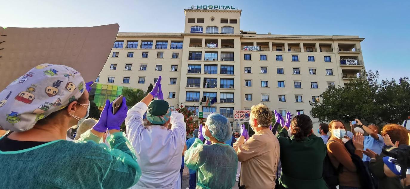 La hora de los aplausos a los sanitarios en Carlos Haya 