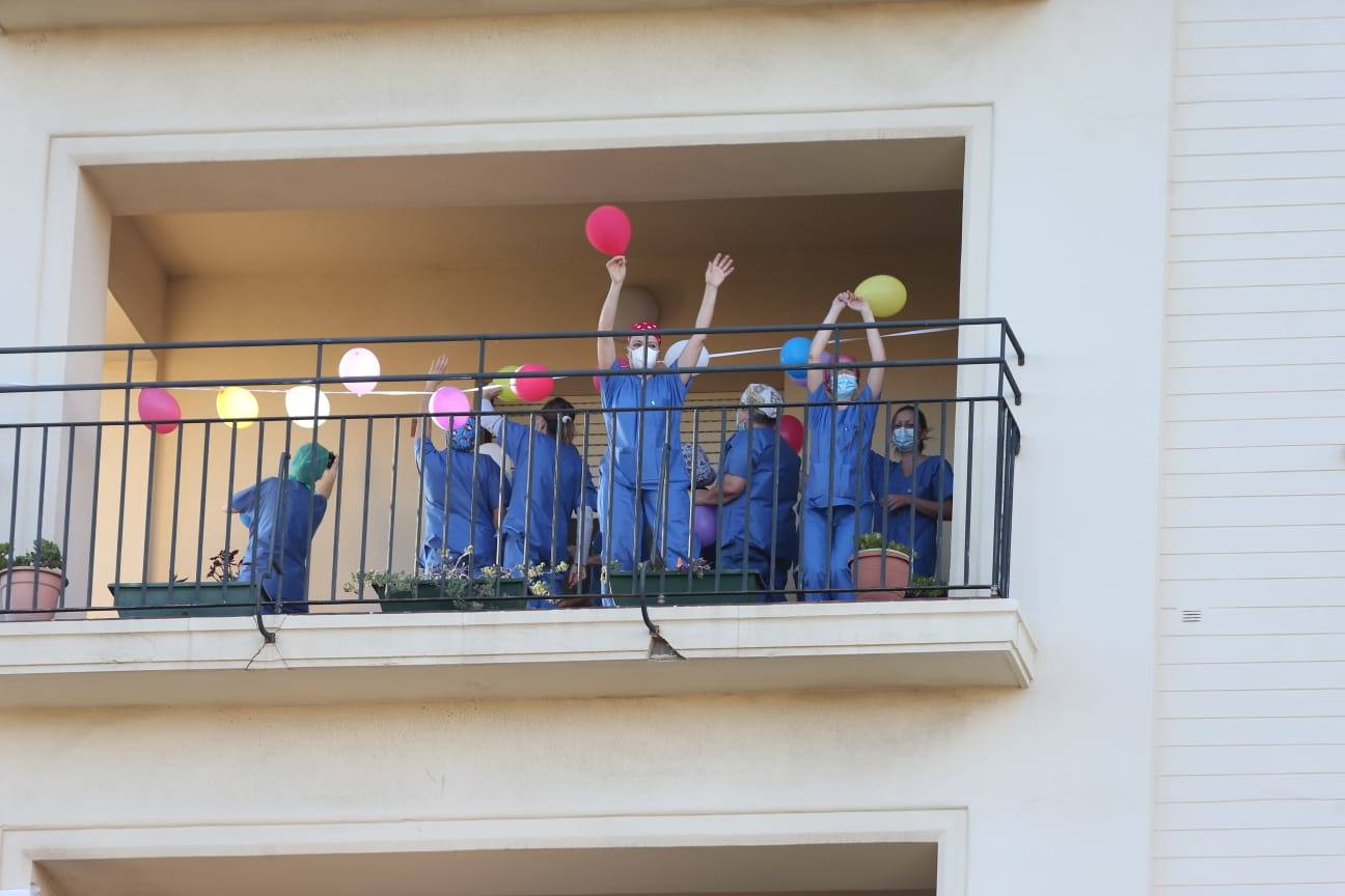 La hora de los aplausos a los sanitarios en Carlos Haya 