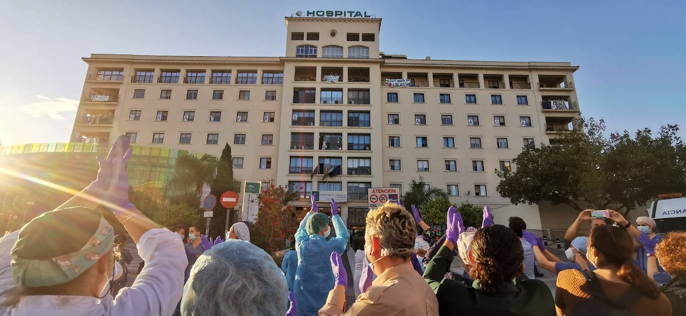 La hora de los aplausos a los sanitarios en Carlos Haya 