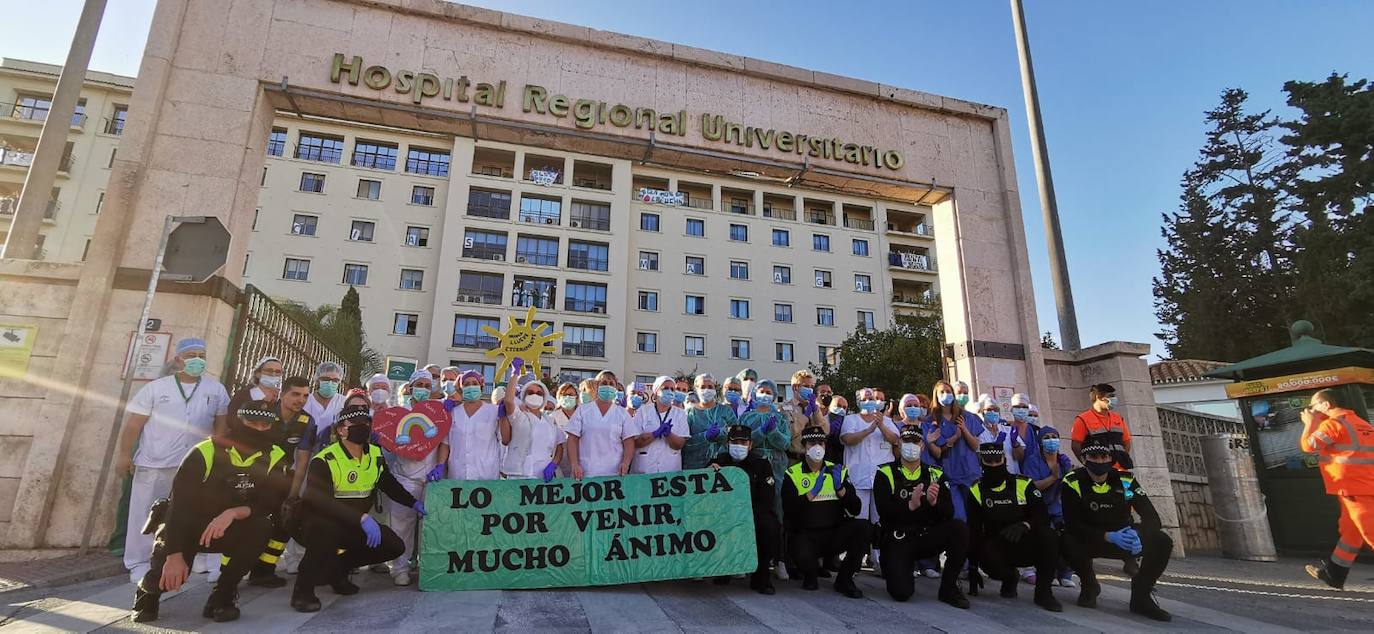 La hora de los aplausos a los sanitarios en Carlos Haya 