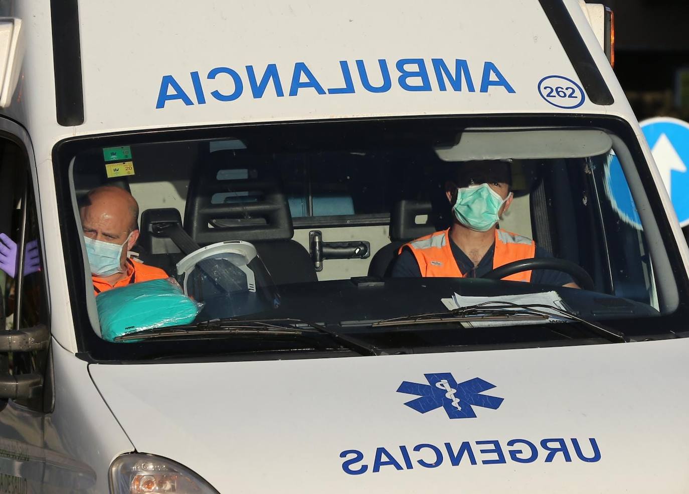 La hora de los aplausos a los sanitarios en Carlos Haya 