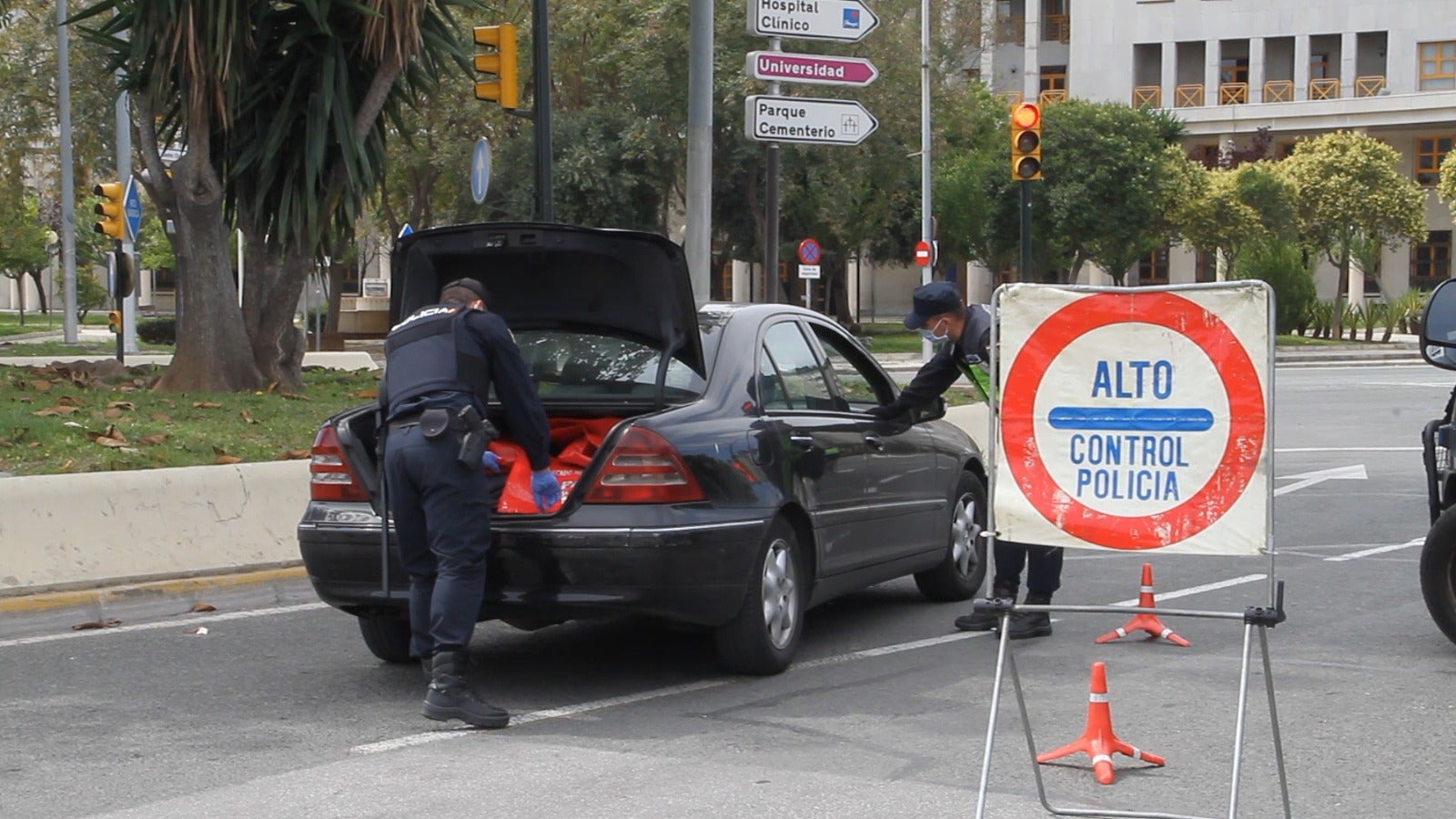 El estado de alarma deja estampas inéditas. En la imagen, control policial en Málaga