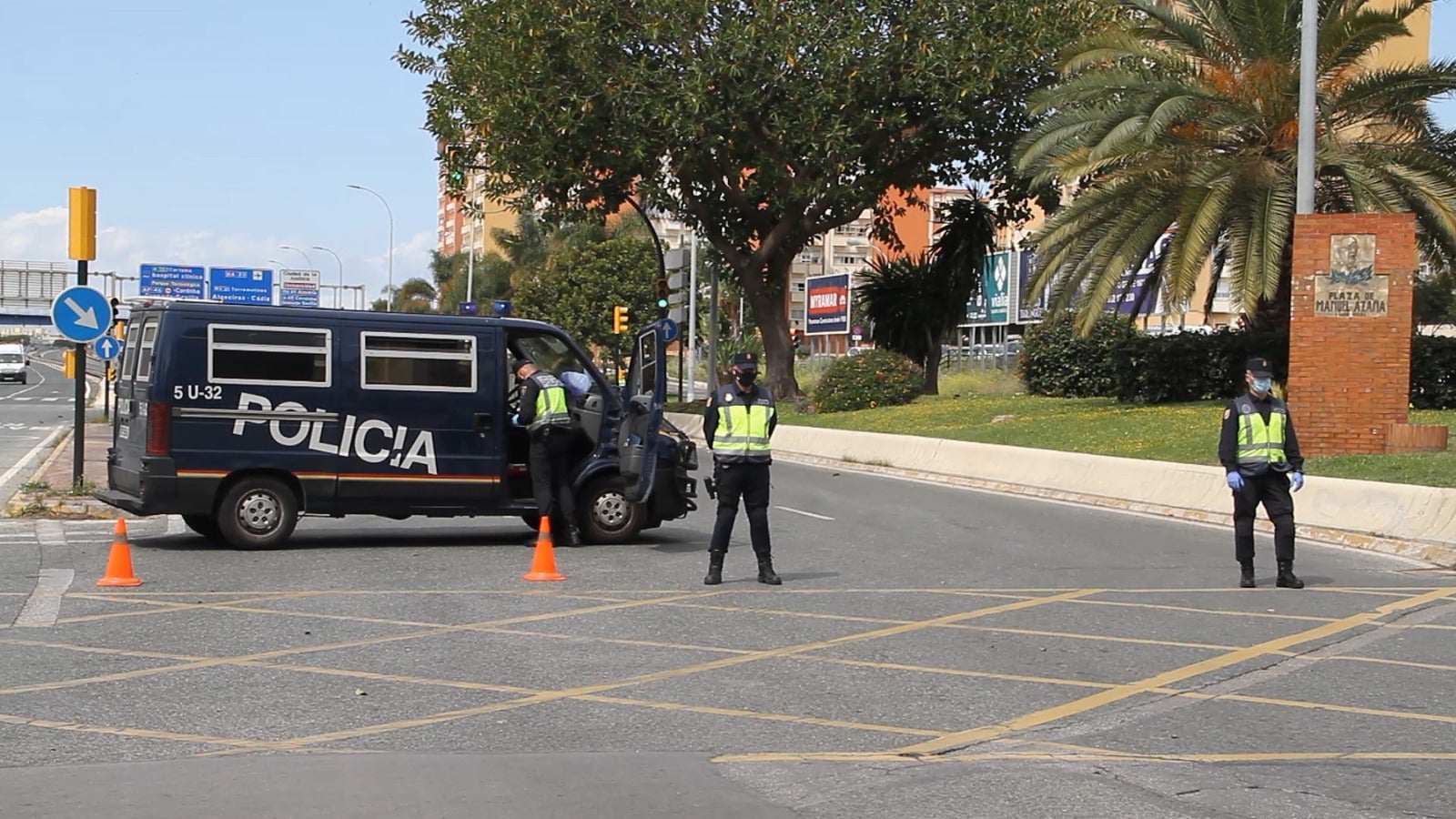 El estado de alarma deja estampas inéditas. En la imagen, control policial en Málaga