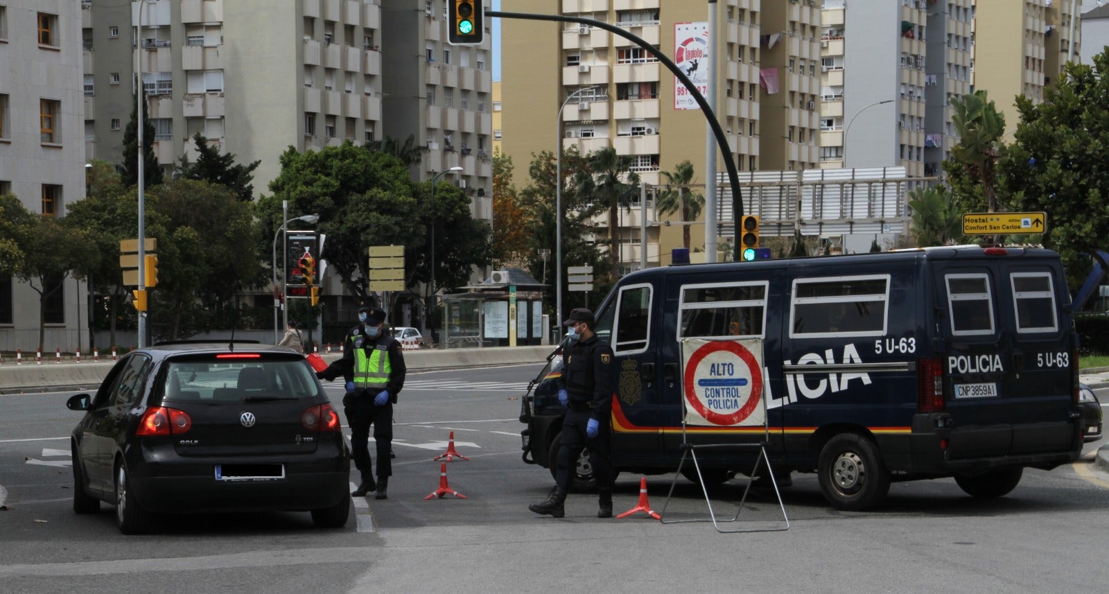 El estado de alarma deja estampas inéditas. En la imagen, control policial en Málaga