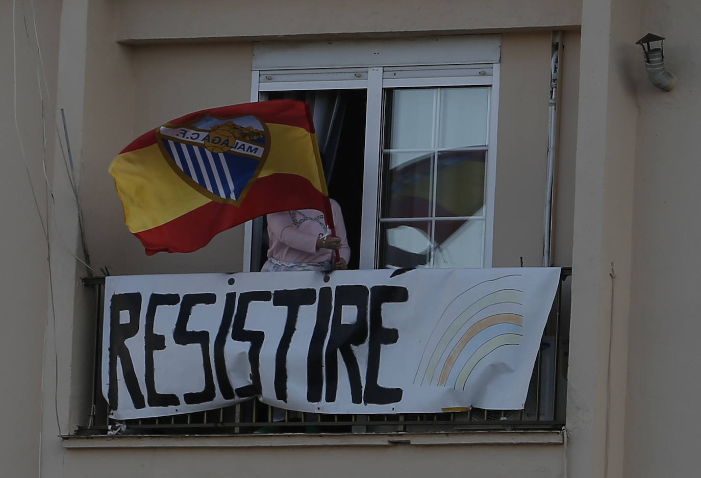 Vecinos de Torremolinos animando desde sus balcones