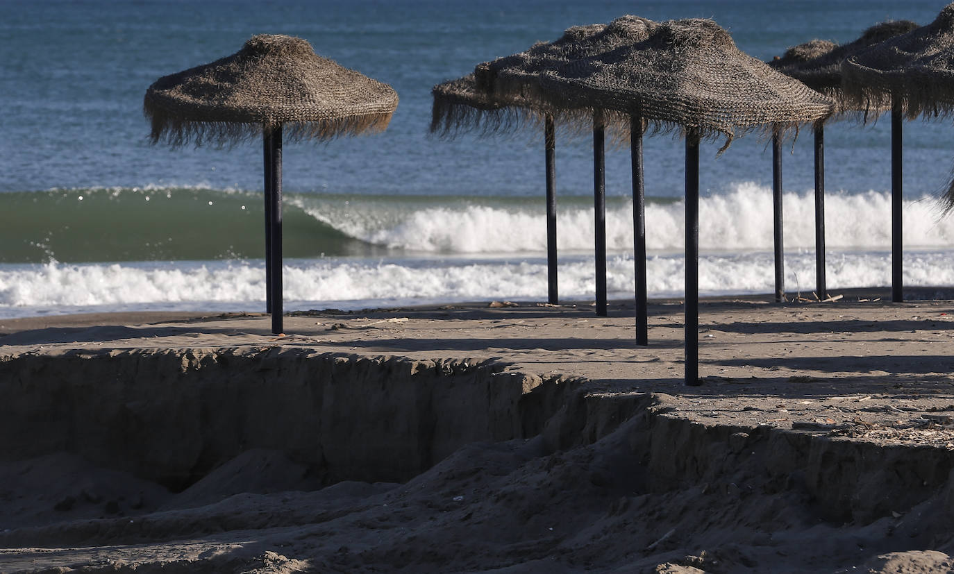 Playas y chiringuitos desiertos en la costa de Torremolinos