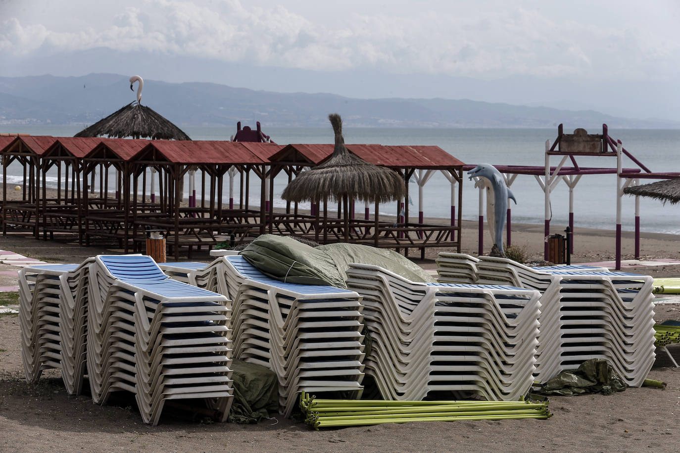 Playas y chiringuitos desiertos en la costa de Torremolinos