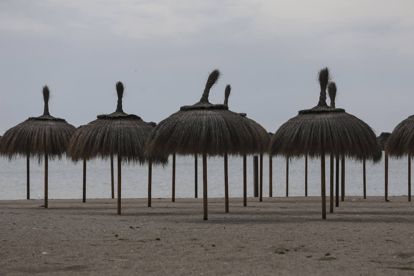Playas y chiringuitos desiertos en la costa de Torremolinos