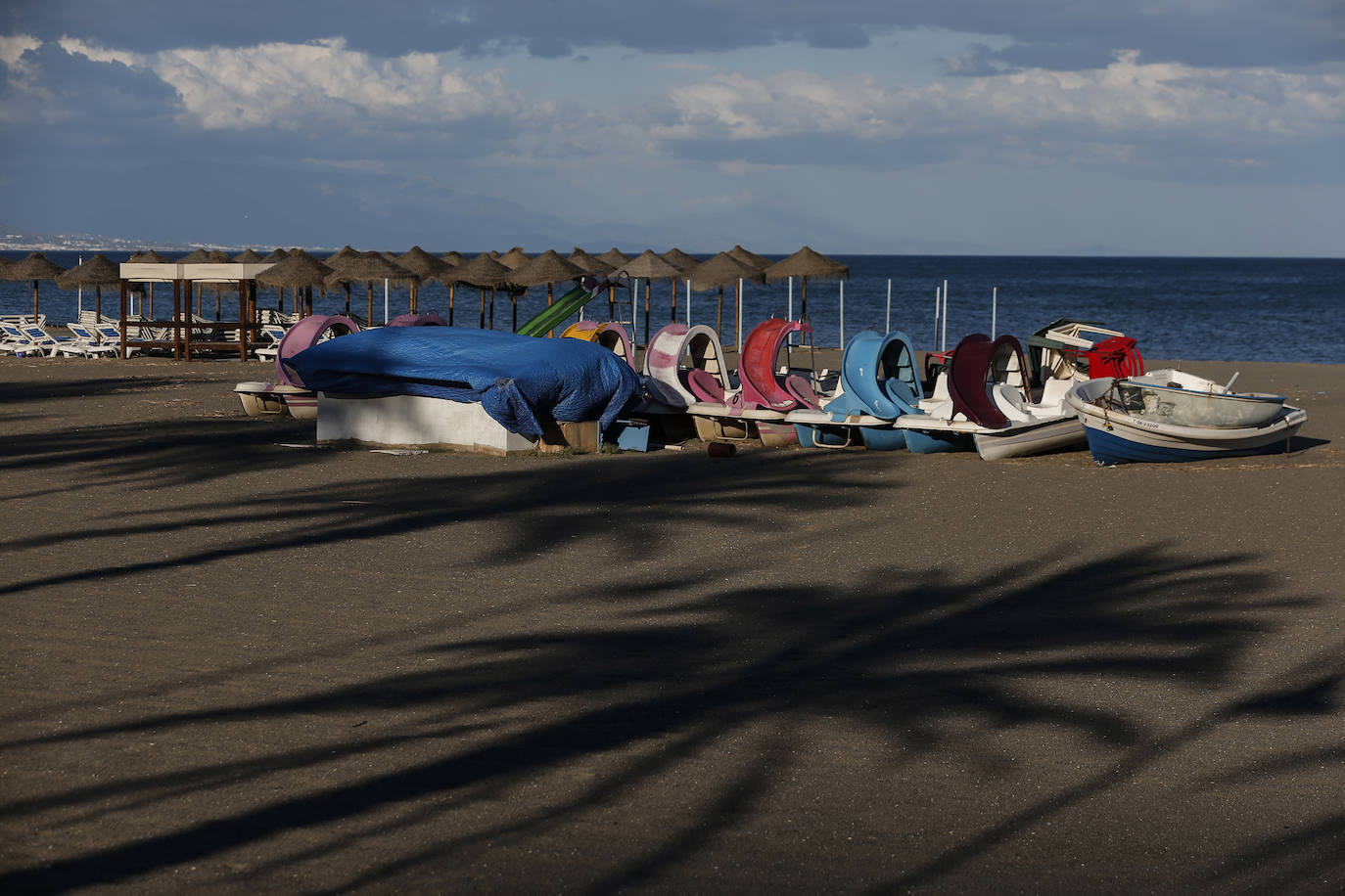 Playas y chiringuitos desiertos en la costa de Torremolinos