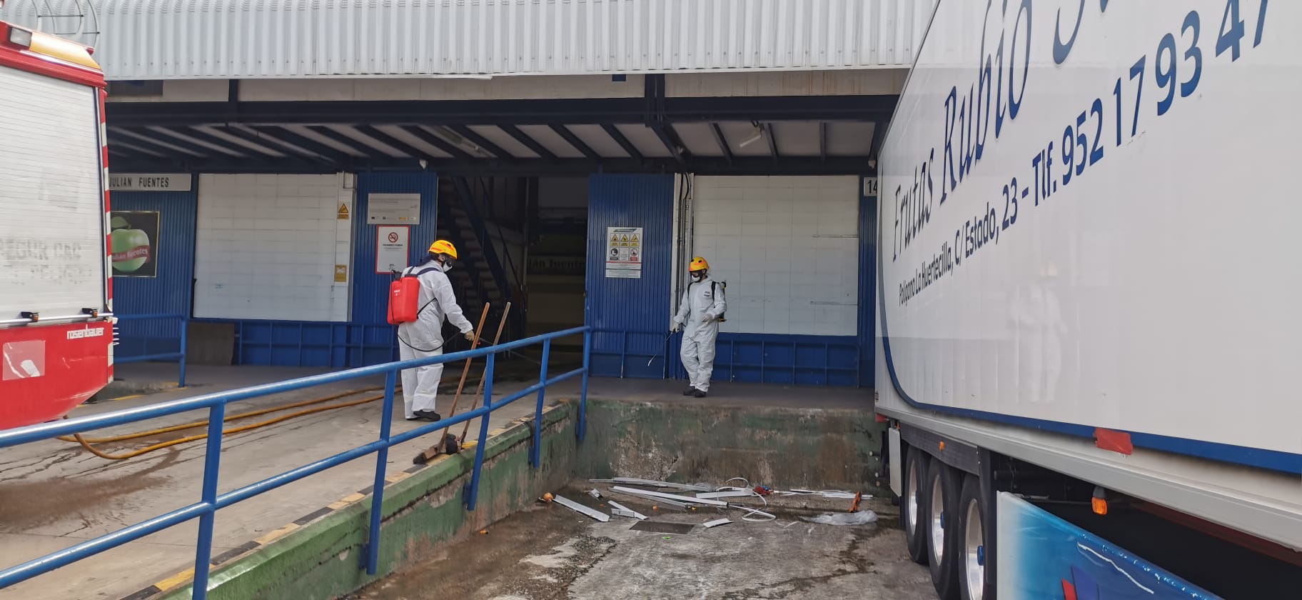 El estado de alarma deja estampas inéditas. En la imagen efectivos del UME y bomberos en Mercamálaga