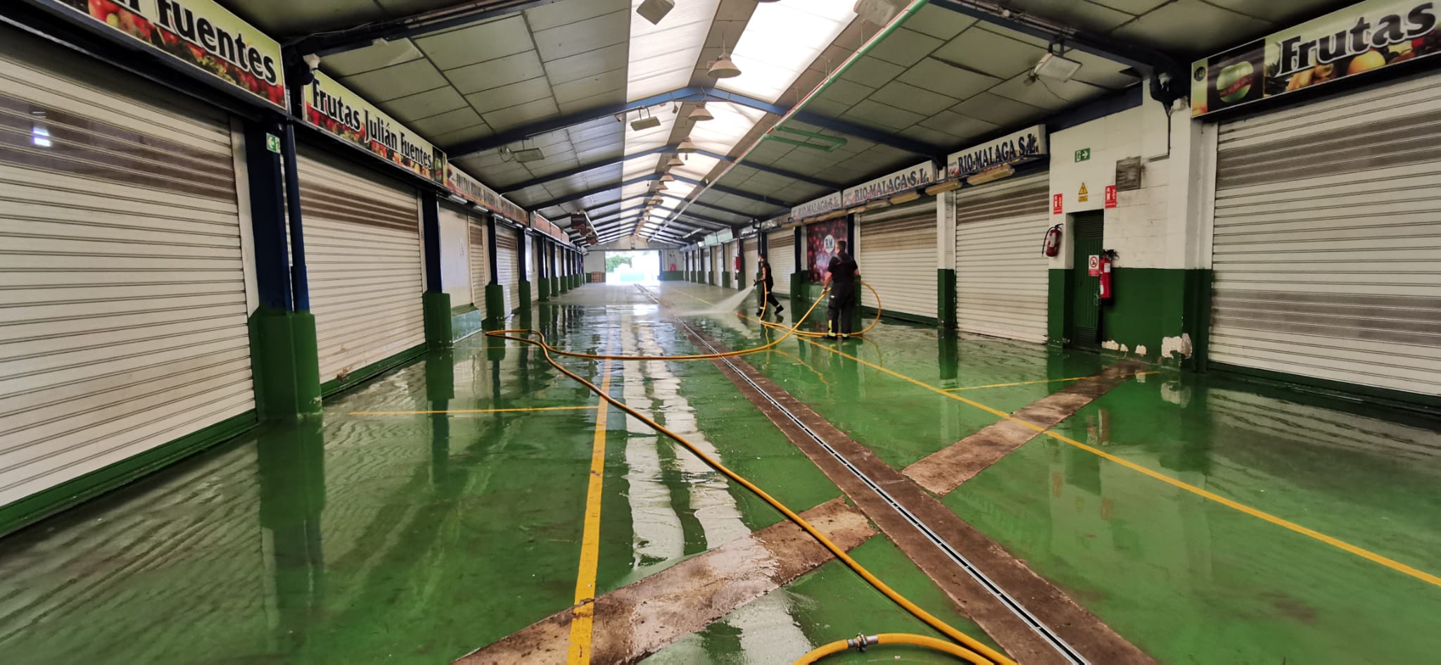 El estado de alarma deja estampas inéditas. En la imagen efectivos del UME y bomberos en Mercamálaga