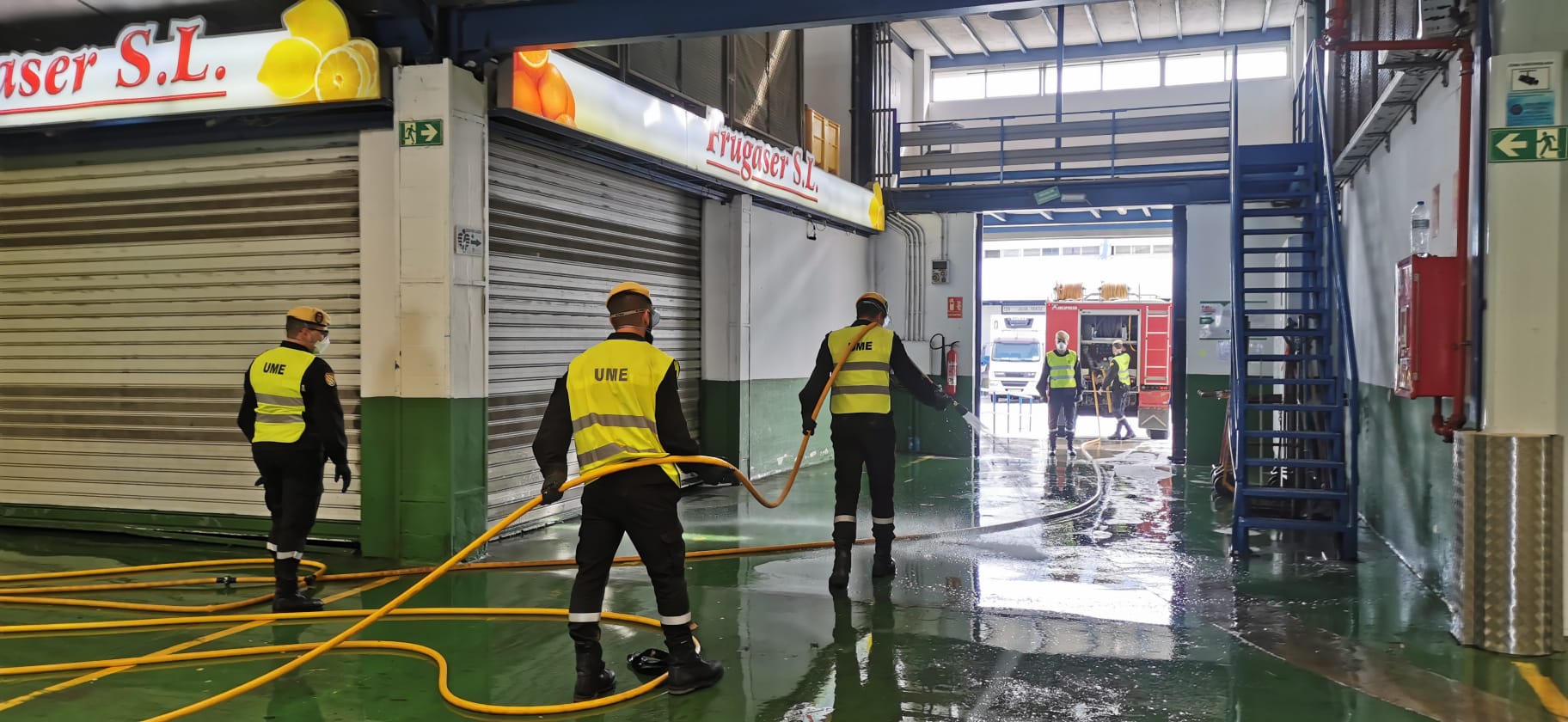 El estado de alarma deja estampas inéditas. En la imagen efectivos del UME y bomberos en Mercamálaga