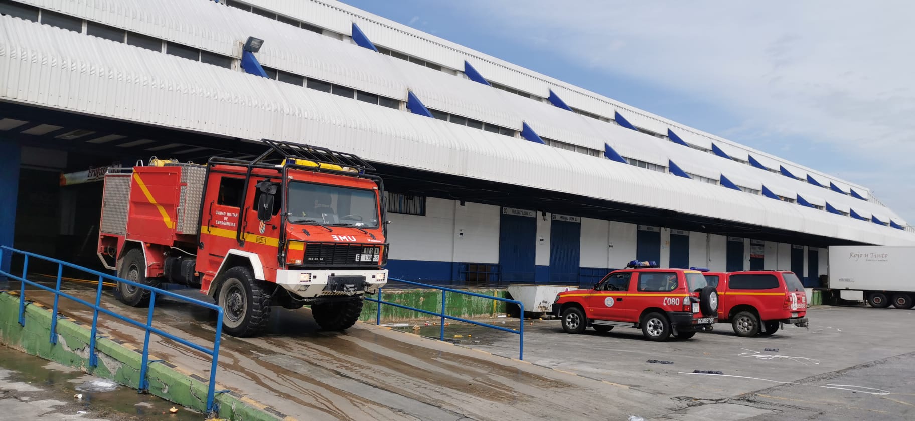 El estado de alarma deja estampas inéditas. En la imagen efectivos del UME y bomberos en Mercamálaga