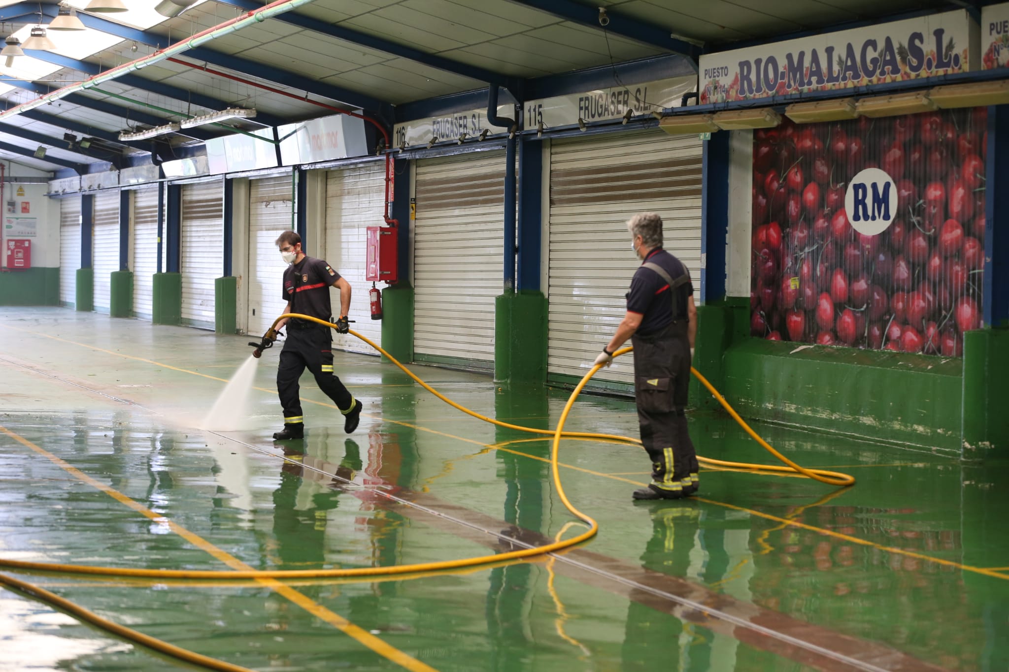 El estado de alarma deja estampas inéditas. En la imagen efectivos del UME y bomberos en Mercamálaga