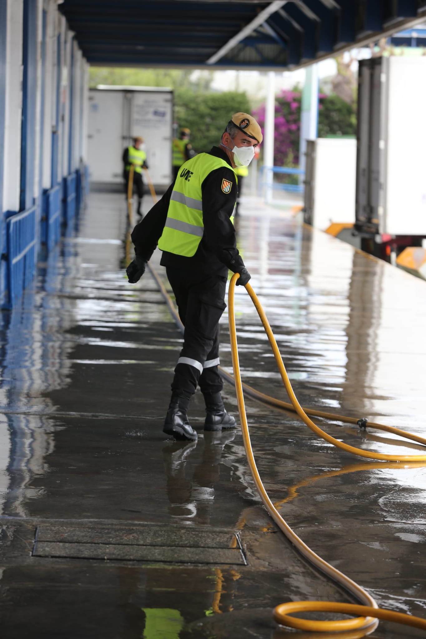 El estado de alarma deja estampas inéditas. En la imagen efectivos del UME y bomberos en Mercamálaga