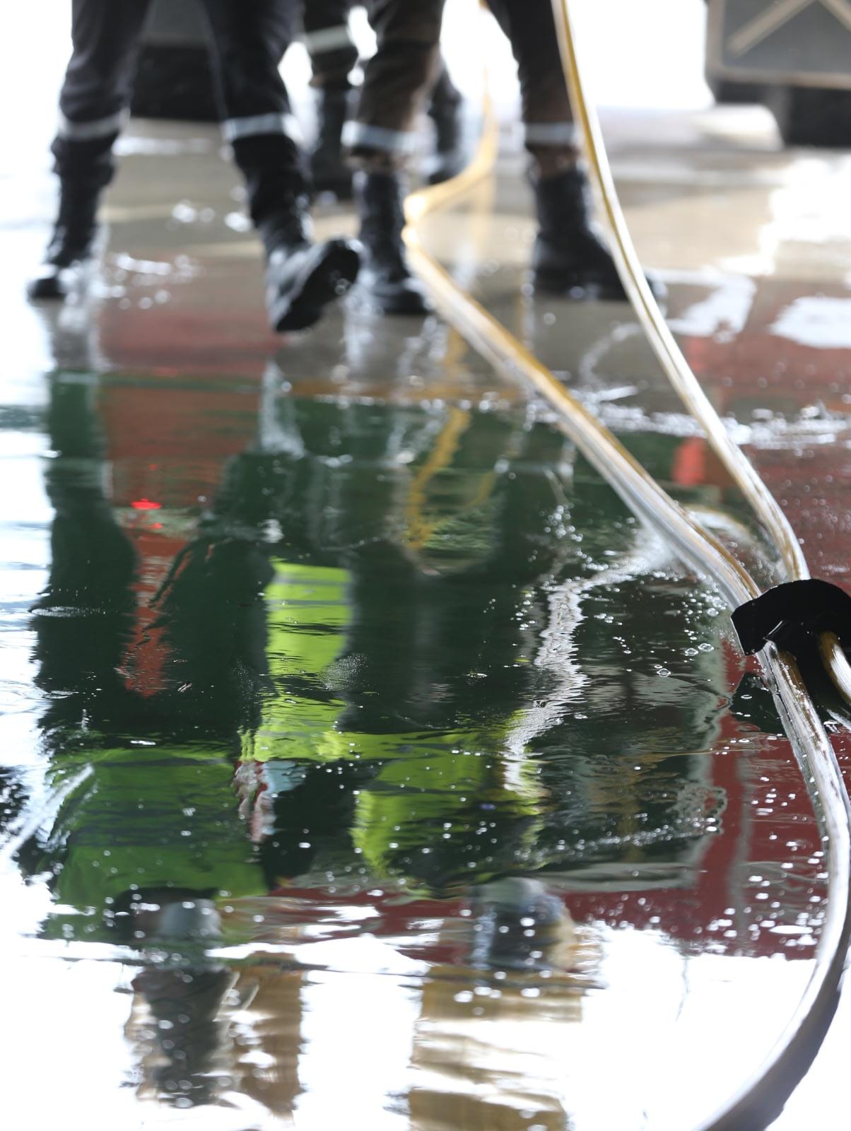 El estado de alarma deja estampas inéditas. En la imagen efectivos del UME y bomberos en Mercamálaga