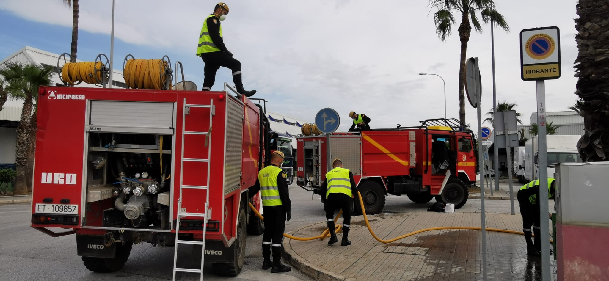 El estado de alarma deja estampas inéditas. En la imagen efectivos del UME y bomberos en Mercamálaga