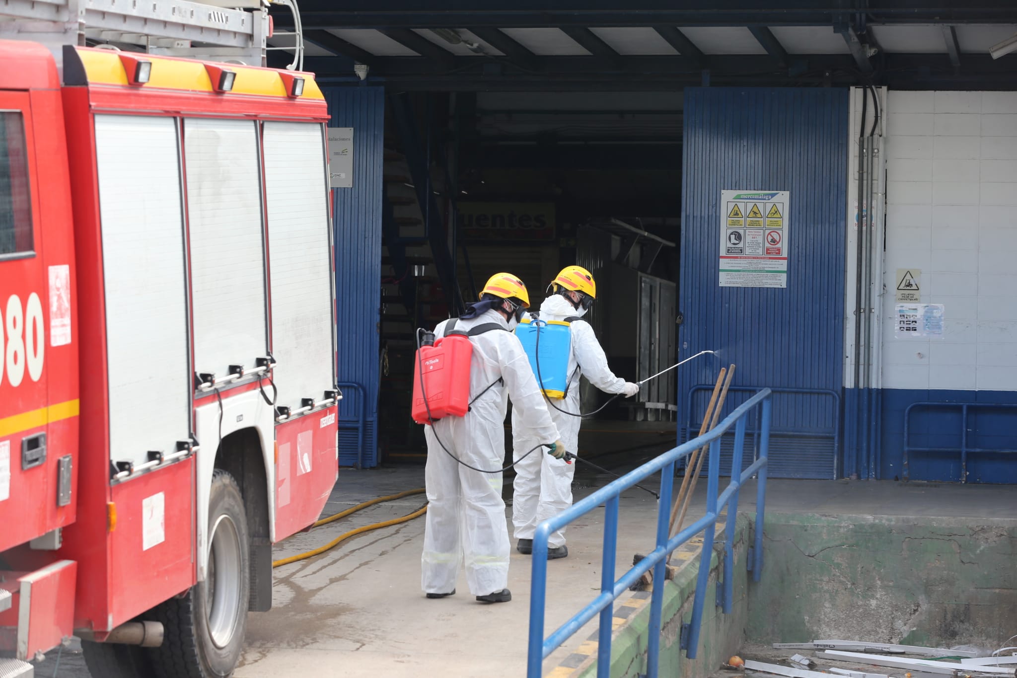 El estado de alarma deja estampas inéditas. En la imagen efectivos del UME y bomberos en Mercamálaga