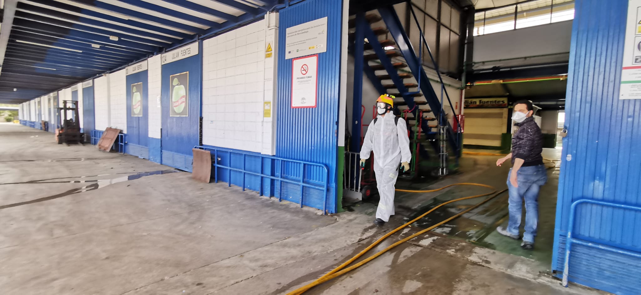 El estado de alarma deja estampas inéditas. En la imagen efectivos del UME y bomberos en Mercamálaga