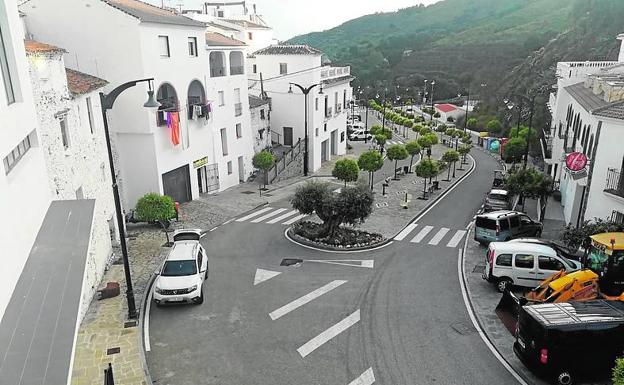 Imagen principal - Arriba, Salares, con 180 vecinos, que sigue a rajatabla el confinamiento. Sobre estas líneas, Nieves, junto a su marido Pepe y sus hijos, en su casa de Cútar y Mari Tere, en su tienda de comestibles en Alfarnate 