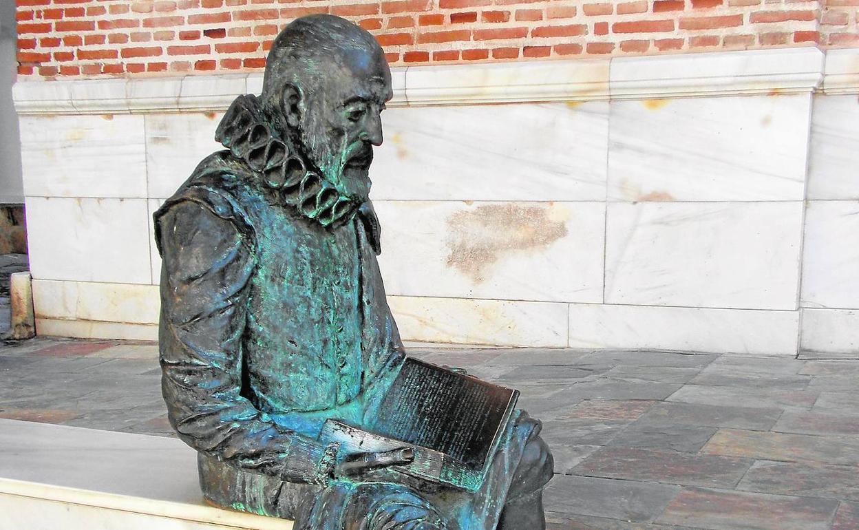 Esta escultura que representa a Miguel de Cervantes se encuentra junto a la entrada del Palacio de Beniel. 