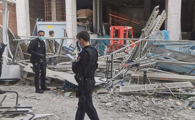 Imagen principal - Cuatro personas resultan heridas tras caer un andamio por el viento junto al mercado del Carmen