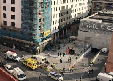 Imagen secundaria 1 - Cuatro personas resultan heridas tras caer un andamio por el viento junto al mercado del Carmen