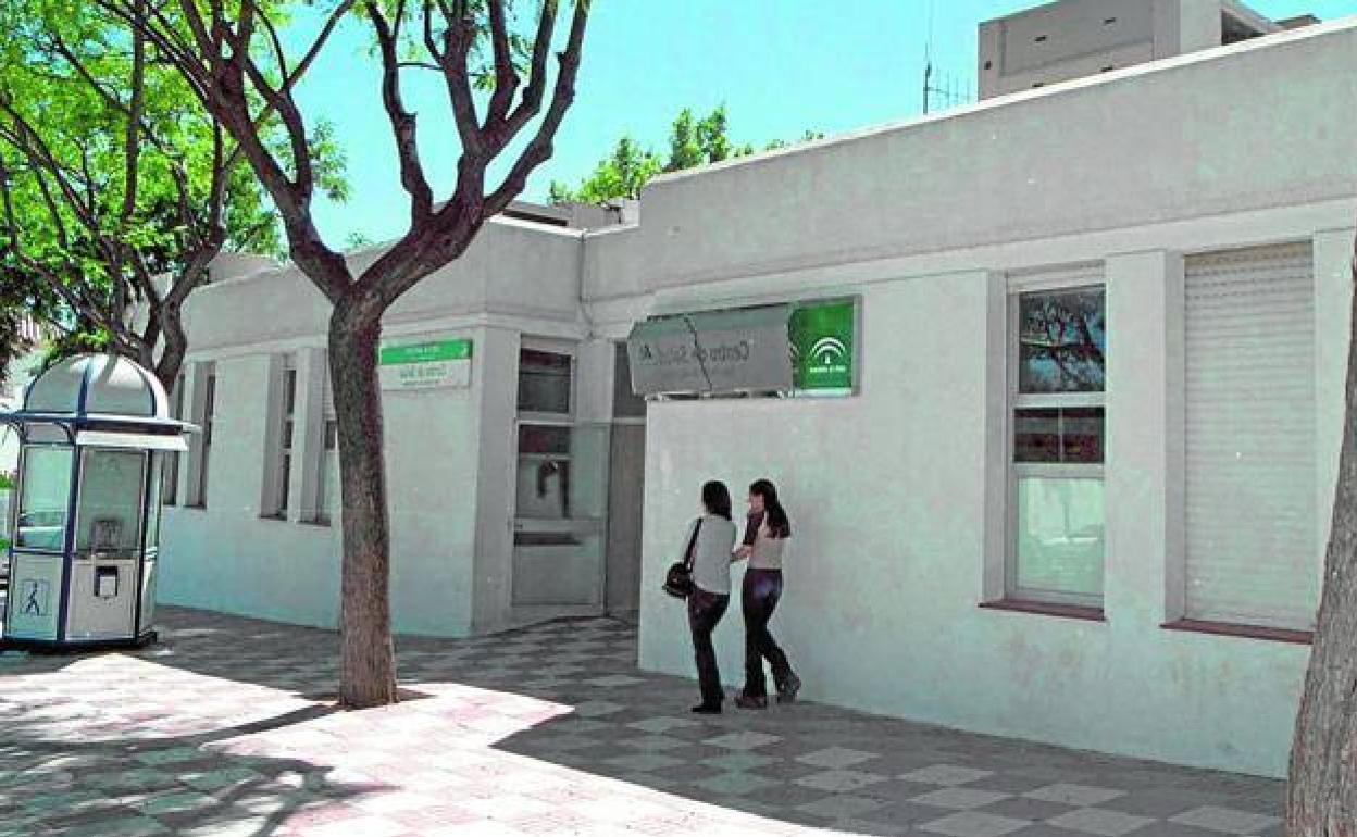 Agrede e insulta a una doctora calificándola de «payaso» por estar cubierta con la máscara de protección en San Pedro Alcántara
