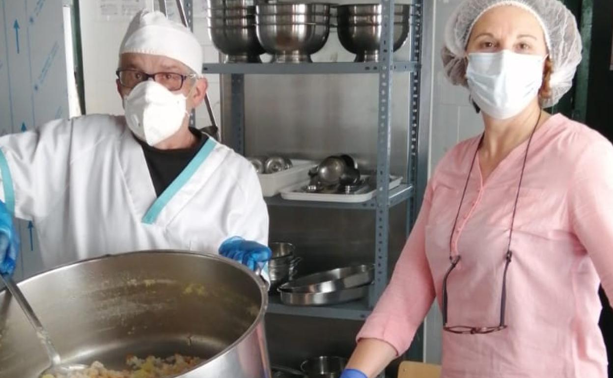 Los menús son elaborados por el cocinero del comedor escolar.