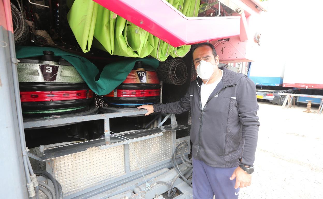 Alfredo Calatayud, ayer tarde, en su almacén en Churriana, junto a los autos de choque.