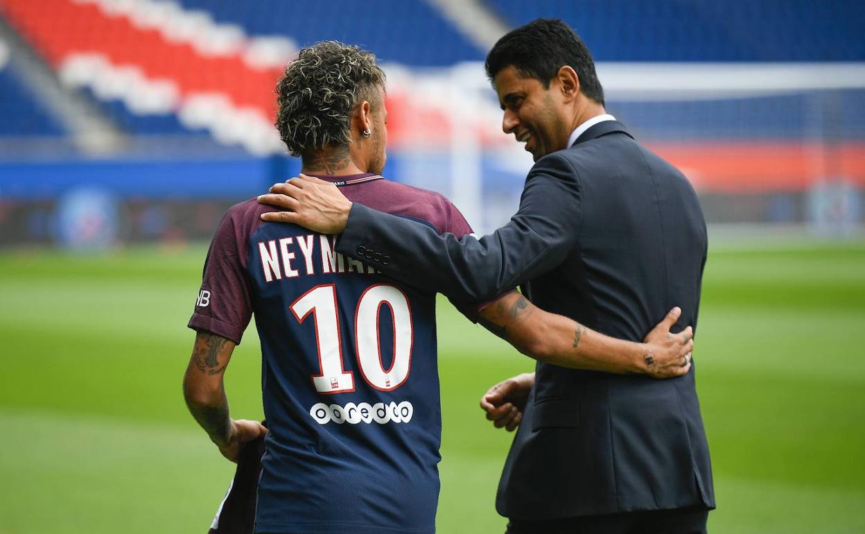 Nasser Al-Khelaïfi, junto a Neymar, el día de la presentación del brasileño. 