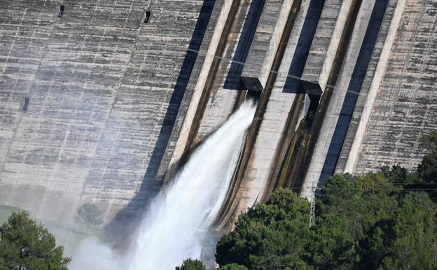 La presa de La Concepción comienza a desembalsar tras rozar el lleno