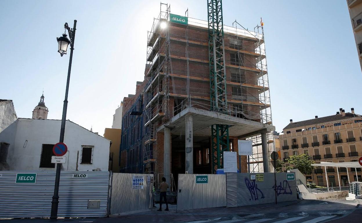 El edificio se construye junto al pasillo de Santa Isabel. 