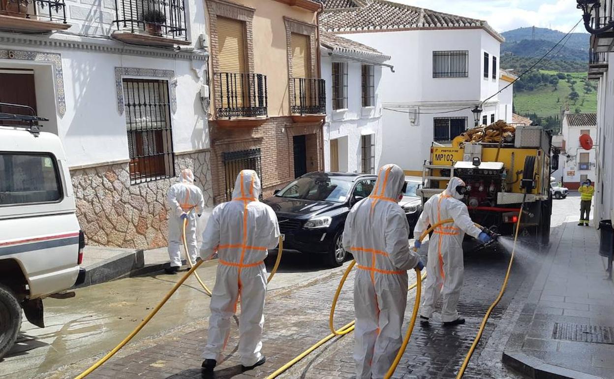 Trabajos de desinfección en Fuente de Piedra. 