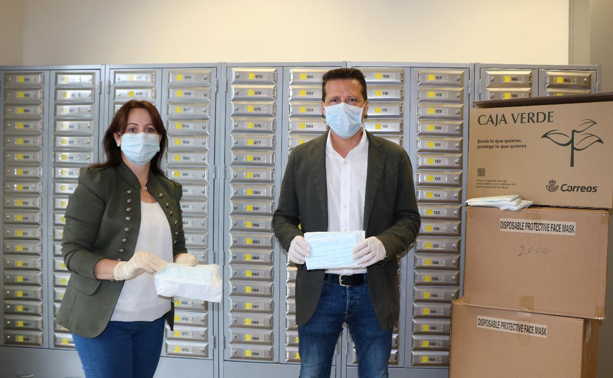 El alcalde de Torrox, Óscar Medina, en la oficina de Correos junto a su responsable. 