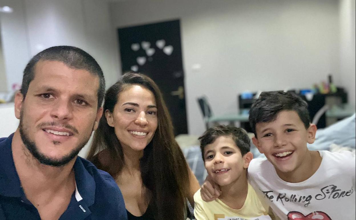 Álvaro Silva, junto a su esposa y dos hijos en la casa en que reside ahora en Bangkok (Tailandia) en pleno confinamiento. 