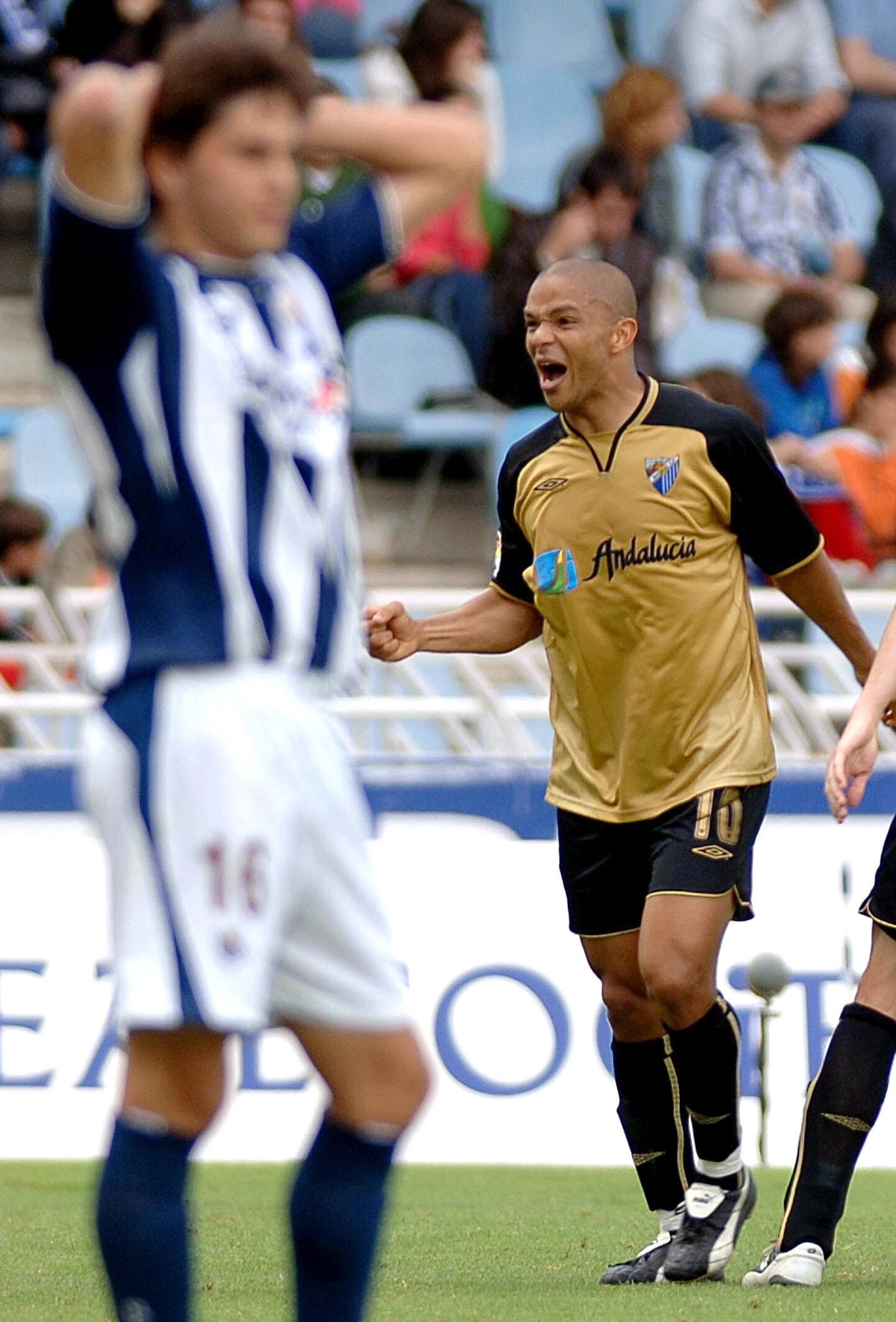 El exjugador del club blanquiazul jugó más de 200 partidos en nueve temporadas jugando en La Rosaleda. Aquí un pequeño resumen de su paso por el Málaga: un ascenso a Primera, el título de la Intertoto y la UEFA... una grave lesión y un descenso. 